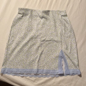 tight kjol - tight kjol med slits och spets köpt från hm!! jättesöt med små blommor, passar till våren och sommaren