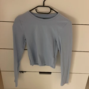 Blå topp - Superbra basplagg