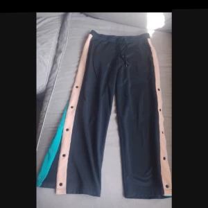 Vans byxor strl S knappar på sidorna  - Sjukt snygga byxor från vans med knappar på sidorna, mycket bra skick. Strl S 