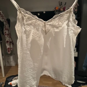 Stradivarius linne - Oanvändt vitt spetslinne med justerbara axelband från stradivarius i storlek xs.