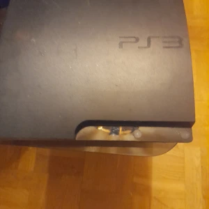 PlayStation 3 slim - Ingen spelar längre tyvärr är sladdarna borta pgr av flytt får en kontroll till