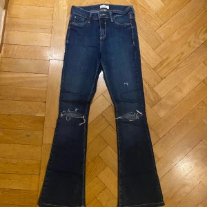 Midrise korta mörkblåa jeans❣️ - Jeans som är vid bra skick trots användning, jag säljer dem på grund av att de blivit för små tyvärr❣️Om man vill att dem ska vara långa jeans passar det nog bäst på någon som är cirka 160 - 165 cm lång❣️