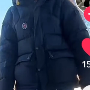 INTRESSEKOLL fjällräven jacka - fjällräven jacka säljes svart xs down lite !INTRESSEKOLL! bara pytte små hål under armen som knappast syns ( kan skicka bild ) skriv privat om intresserad! kan även byta för mörkblå xs-xxs