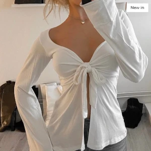 maddy blouse - säljer min superfina blus från design by si! säljer för att den inte kommer till användning 💗 skriv ifall ni vill ha fler bilder! 