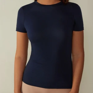 Intimissimi tröja  - Säljer denna marin blåa intimissimi t-shirt använd fåtal gånger, inga defekter eller liknande. Jätte fin me cardigan över 