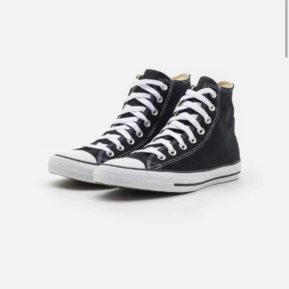 Converse Chuck Taylor i storlek 38💗 Fint skick, kan skicka fler bilder privat. Jag har själv 38,5-39 och de passar mig fint . Skor.