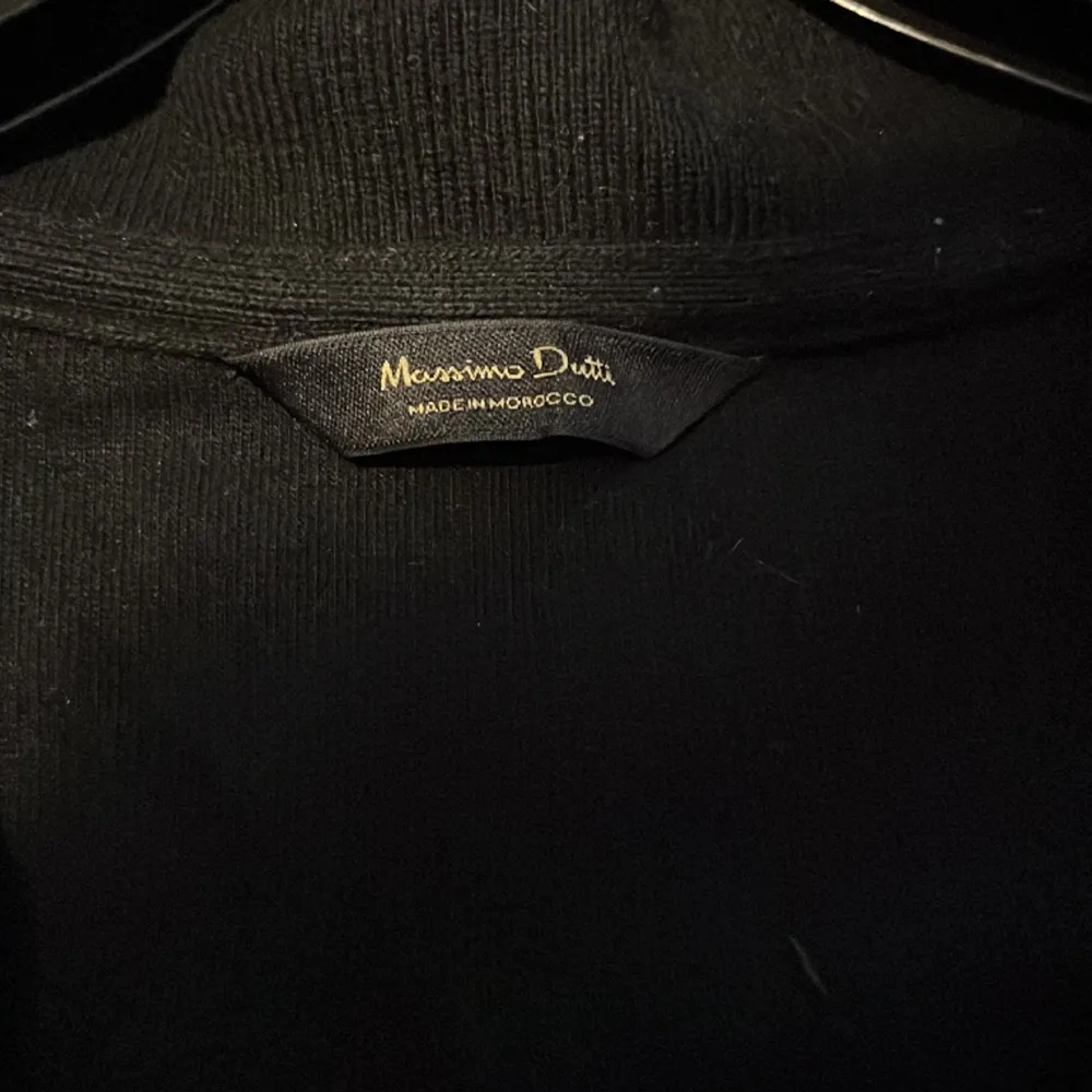 Säljer den här feta Massimo Dutti half zippen köpt för 700 kr på deras hemsida väldigt bekväm tröja och bra material.  Jag har använt den några gånger. Skicket är 9/10. Priset kan diskuteras 👍. Tröjor & Koftor.
