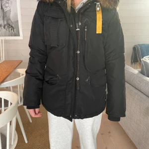 Parajumper jacka - Jag säljer min Parajumper jacka för att den inte kommer till användning här, den är använd fåtal gånger och jackan har inga skador. Den är i storlek L. 