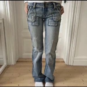 Lågmidjade jeans - Skit snygga lågmidjade jeans säljer för att det inte passar mig tyvär/: Köpte på vinted  Innerbenslängd: 84cm Midjemått: 77cm Pris kan diskuteras 💓 TRYCK PÅ KÖP NU!