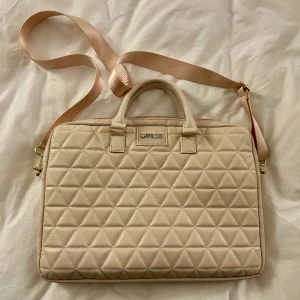 GUESS datorfodral rosa - Guess datorväska rosa, passar laptop/macbook som är 16 inch eller under, mycket använd men bra skick,