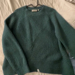 Stickad tröja - Stickad tröja från the weekday. Storlek xs.  Nypris 600. Bra skick