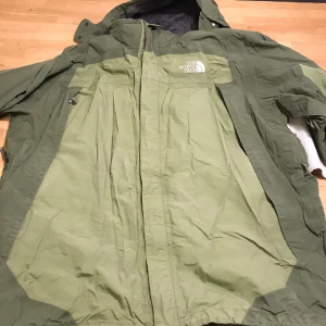 The north face jacka - Grön the northface vindskyddsjacka i bra skick!