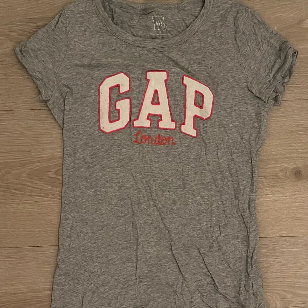 Superskön t-shirt från GAP, den är i fint skick✨. T-shirts.