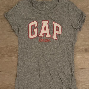 T-shirt från GAP - Superskön t-shirt från GAP, den är i fint skick✨