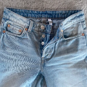 blåa jeans från weekday  - ljusblå jeans med knapp knäppe från weekday i storlek W23, L30 🩷de är knappt använda och i jätte bra skick 