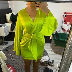 Grön klänning - Riktigt snygg klänning från GinaTricot som är slutsåld överallt. Köptes förra året men aldrig andvänt den då den tyvärr är för kort för mig. Kontakta mig för fler bilder🌸