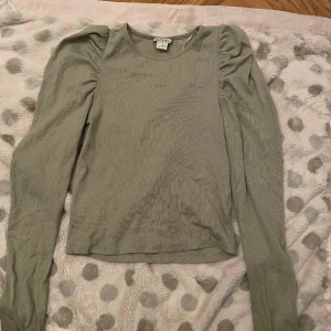 Monky tröja  - Denna fina oliv tröja som är köpt från monky behöver en ny ägare💕