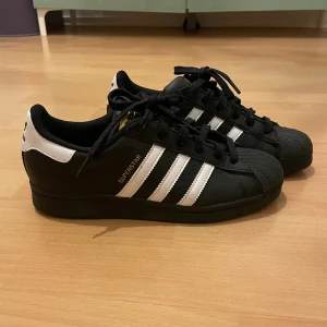 Adidas superstar - Adidas superstar använda 5-10 gånger. Väldigt bra skick!  