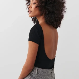 Topp med öppen rygg - Säljer denna jättefina toppen med öppen rygg i storlek s. Den är endast testad på och är därav i nyskick. Köpte för 199kr och säljer för 110kr💓