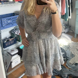 Zara Klänning - Säljer denna superfina klänning från Zara som endast använts fåtal gånger! Klänningen är i storlek S, men är väldigt stretchig så passar XS-M!  💕💕 Skriv privat för bilder med den på! 