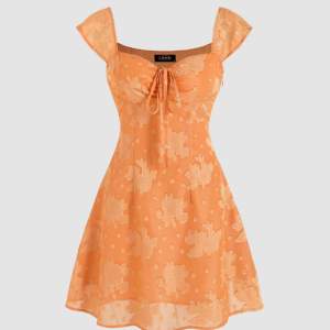 Vacker orange miniklänning med diskret blommigt mönster på🧡 Aldrig använd, därav att lappen sitter kvar. Köpt från Cider, storlek S✨