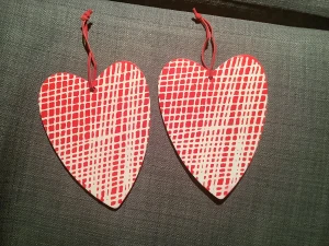 Två fina hjärtan i trä 15 cm. Se mina annonser. Säljer billigt. Samfraktar. Rensar massor,  - Se mina annonser. Kan samfrakta.