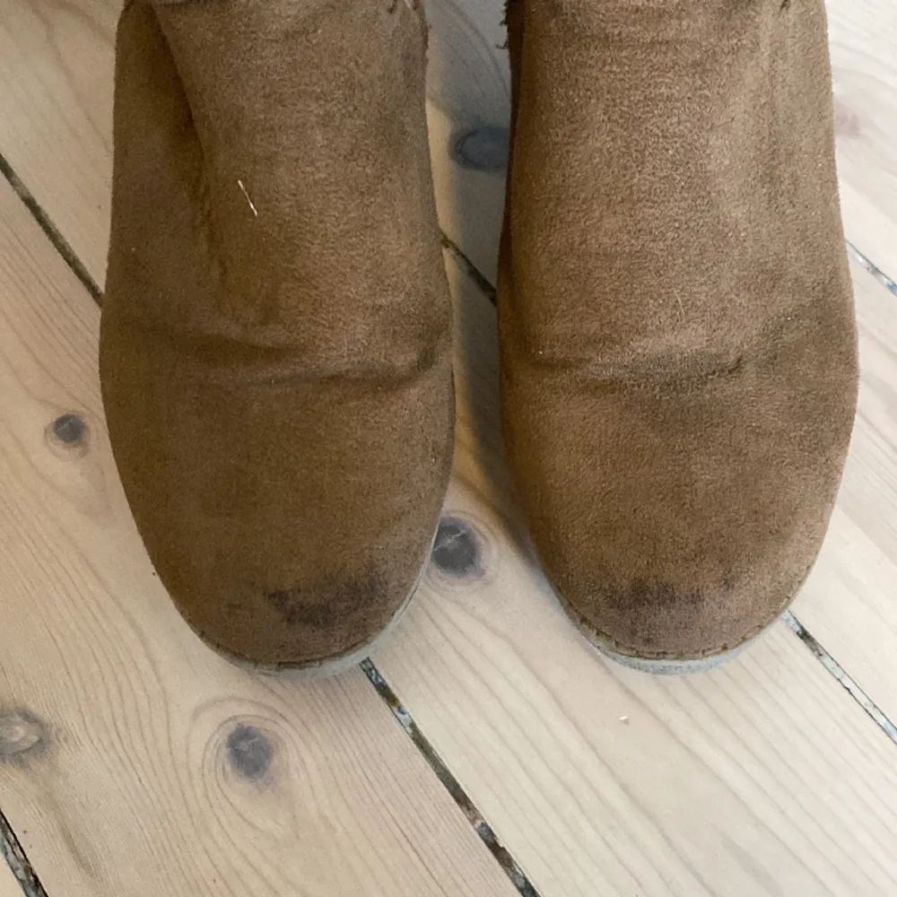 skitsnygga mocka boots med vitt fluffigt foder. säljer då dom tyvärr är för små för mig. mindre slitningar som man kan se på andra bilden. perfekta nu till vintern. . Skor.