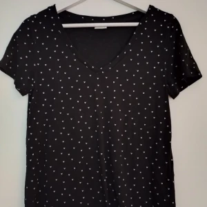 Jättefin tshirt - Fin tshirt med små vita hjärtan på