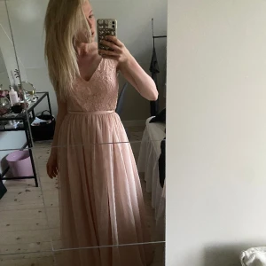 Balklänning - Säljer denna superfina balklänningen! Den är jättefin i ryggen, använd en gång⭐️🤩 köpt för drygt 1000kr 💗