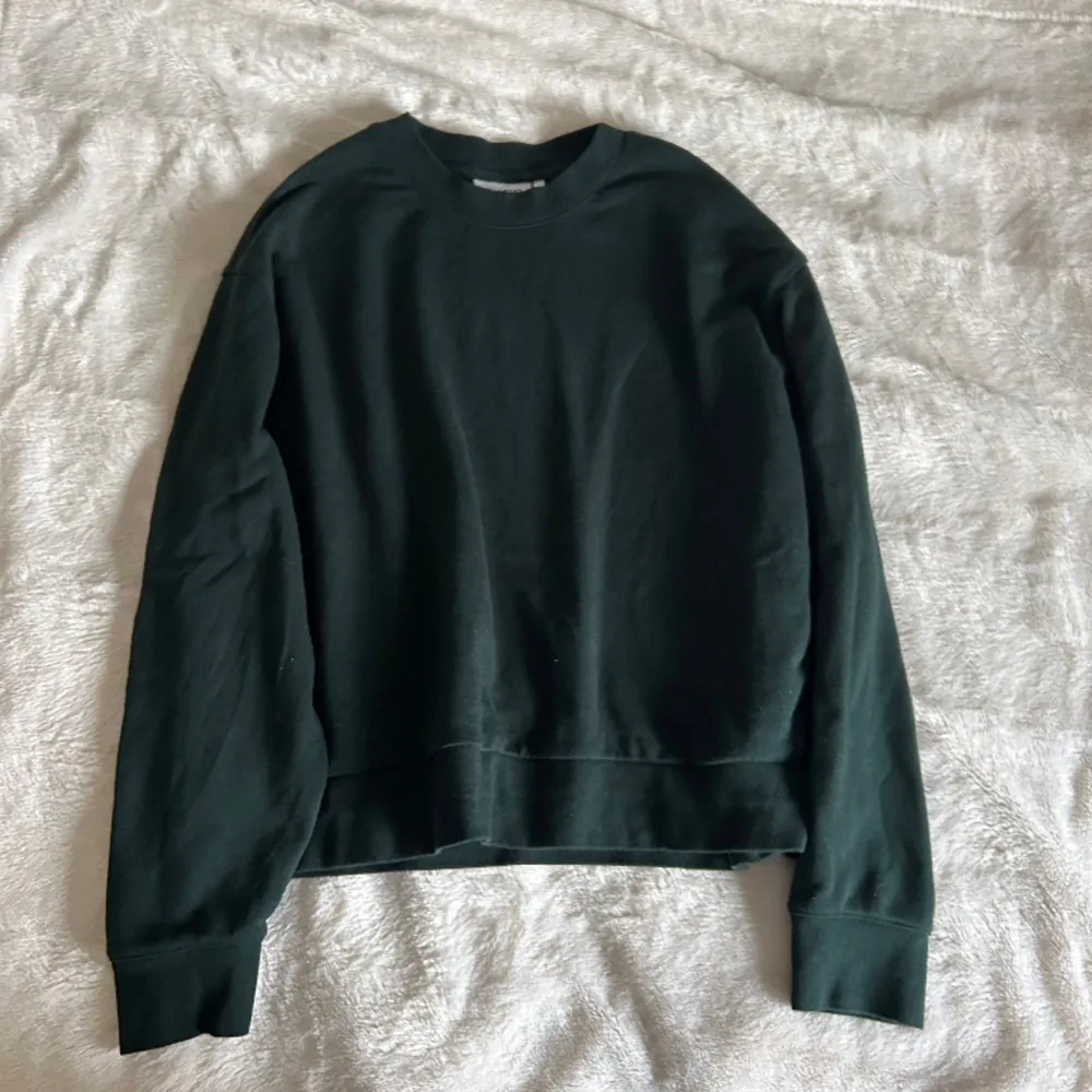 Grön sweatshirt från weekday, knappt använd. Säljer även i mörkblå! 🩷🩷. Tröjor & Koftor.
