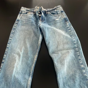 Zara jeans  - Ljusblåa Zara jeans i stolek 38. Säljer då de sitter för tajt på mig i midjan. Bra skick. Köparen står för frakten.