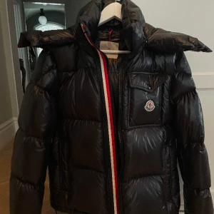 Moncler Jacka  - Säljer min brorsas moncler jacka. Det är en herr modell i storlek 1, som motsvarar en s/m. Modellen passar lika bra på tjejer, då jag även lånat den. Den är köpt ca 2 år sen, och har inga defekter. Det är i mycket bra skick. Nypris är 17600kr.
