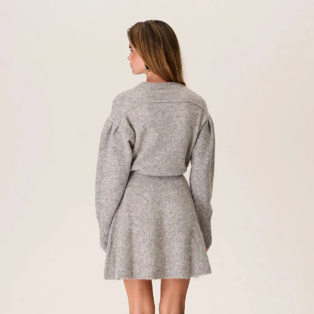 Superfin stickad mini klänning från Adoores höstkollektion i ljusbeige. Endast använd 1 gång så säljes i toppen skick!🌹 Nypris; 1595:- (slutsåld online). Klänningar.