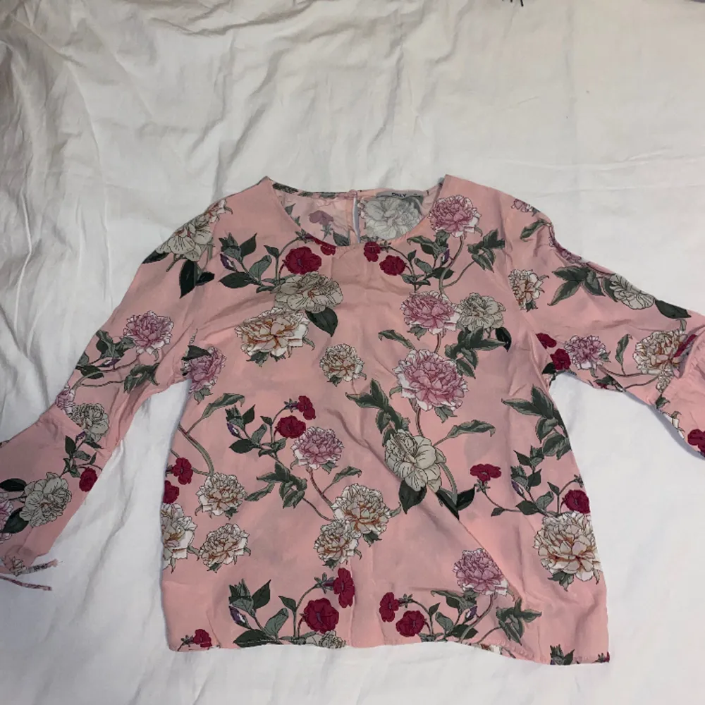 Säljer en blommig rosa blus från Vero Moda. Blusen har vida armar med snören och trekvartsarmar. Blusen är knappt använd och är i storleken 34. OBS: köparen står för frakten. (Annonsen finns ute på fler sidor.). Blusar.