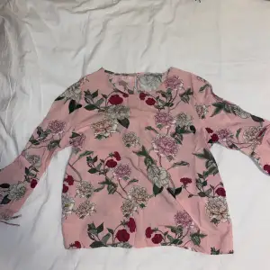 Säljer en blommig rosa blus från Vero Moda. Blusen har vida armar med snören och trekvartsarmar. Blusen är knappt använd och är i storleken 34. OBS: köparen står för frakten. (Annonsen finns ute på fler sidor.)