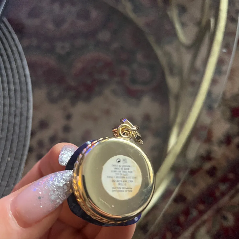 Marc Jacobs armband med parfymcreme invändigt .  Samlarobjekt  Parfymen heter ’Lola’ . Accessoarer.