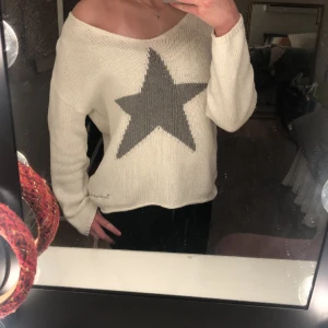 Stickad tröja - Säljer denna jättefina stickade tröjan från bondelid. Köpes på Plick för 200 kr. Säljer den då jag inte riktigt använder den så mycket längre. Inga tydliga defekter. Hör av drog vid frågor eller fler bilder☺️