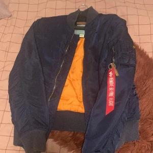 Alpha jacka - Alpha jacka i storlek small. Köpt för 1100kr.