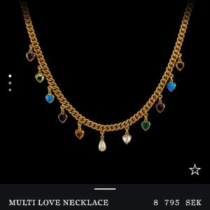 säljer detta halsband då jag inte tycker att de passar mig längre❤️❤️ nypris ca 8 900 men säljer för 4000, inte mycket tecken på andvändnin, vill bara bli av med de😘😘