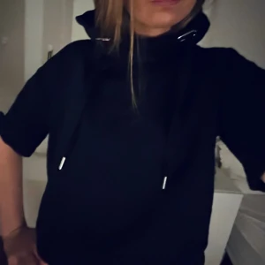 Kortärmad hoodie - Sjukt cool kortärmad hoodie med snygga snören!! Perfekt över en långärmad eller bara som den är🔥 Perfekt skick!