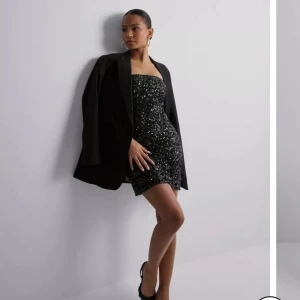 Nyårs klänning  - Fin nyårs klänning ifrån Nelly, använd 2 gånger💗