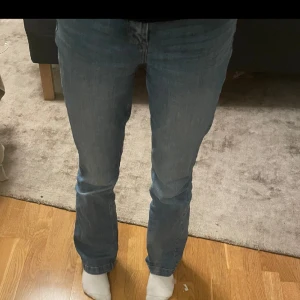 Snygga jeans - Jättefina jeans i bra skick. Storlek 34. Fint skick och har en jättefin passform. Innerbenslängd ca 77cm