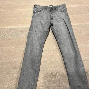 Grå jeans från Jack&jones skick 10/10 använda 1 gång köpta i somras storlek 30/34 passar 30/32 nypris:600 mitt pris 299