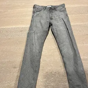 Grå jeans från Jack&jones skick 10/10 använda 1 gång köpta i somras storlek 30/34 passar 30/32 nypris:600 mitt pris 299