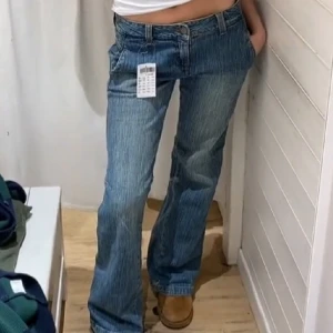 Jeans - Säljer mina assnygga brandy melville jeans då dem inte kommer till användning, passar mig som brukar ha 27/28 w💕🌸 (lånad bild)