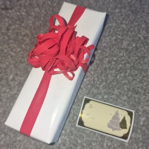 Julklapp  - En super söt julklapp, innehållet är en hudvårds produkt ifrån Lumene. Kan absolut skickas bild på privat🎅 Nypris 229kr Klisterlappen medföljer