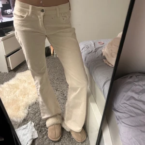 brandy jeans - lågmidjade cremevita jeans från brandy melville, manchesterbyxor!! så söta 