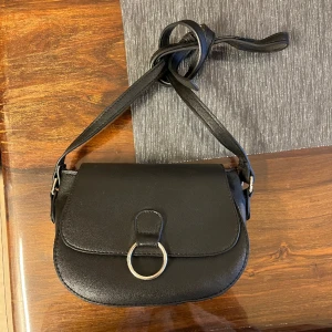 Svart söt väska ✨ - En fin och rymlig väska som inte kommer till användning längre. Köparen står för frakten ❤️