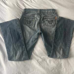 Såå coola vintage lågmidjade bootcut jeans!!🔥Skicka dm för fler bilder! Midjemått: 83 cm Innerbenslängd: 78 cm