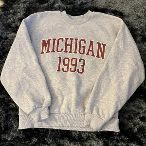 College tröja från Gina - Skön tjockare tröja från Gina. Lite nopprig. Passar mindre storlekar.